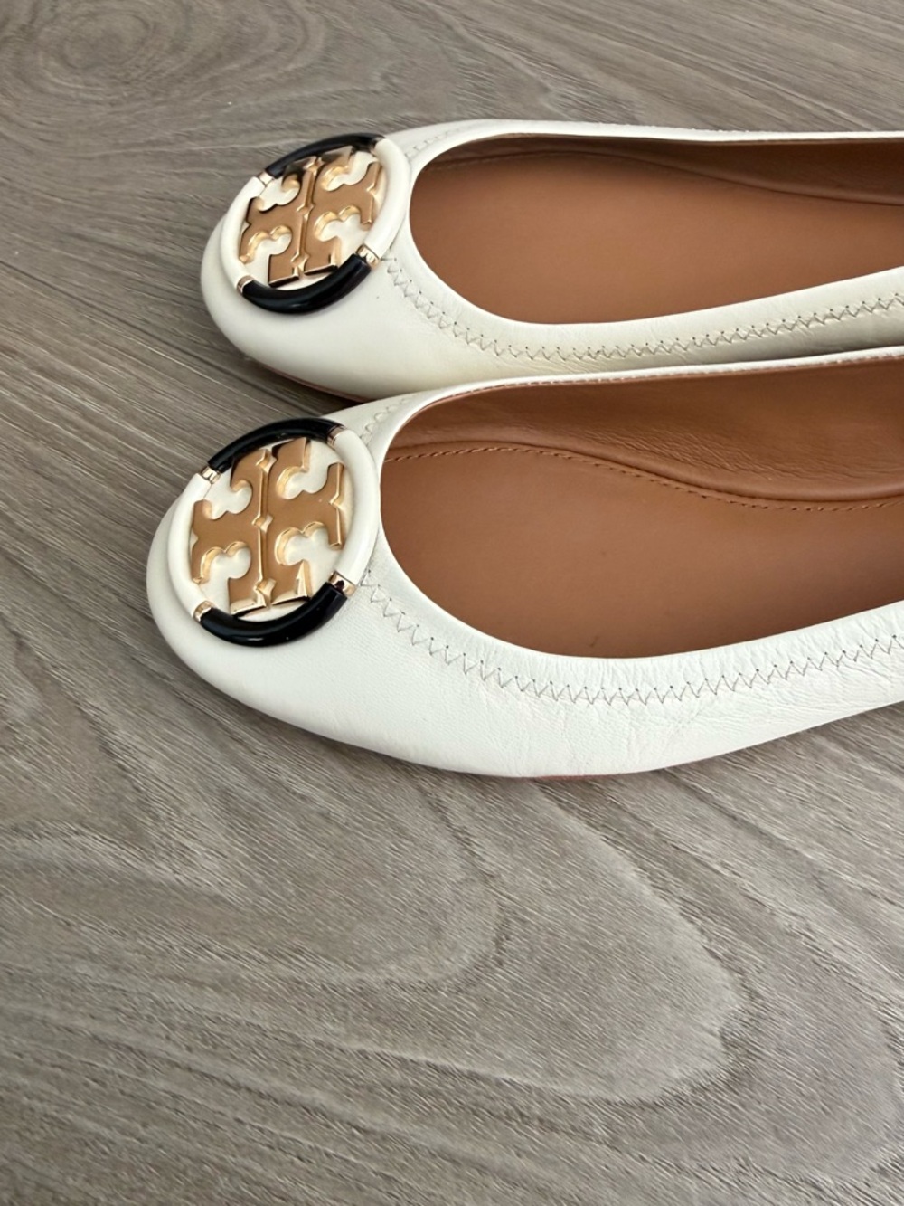 Tory Burch, Size 7, Cream Leather Ballet Flats with Gold & Black Logo - Picture 4 of 5